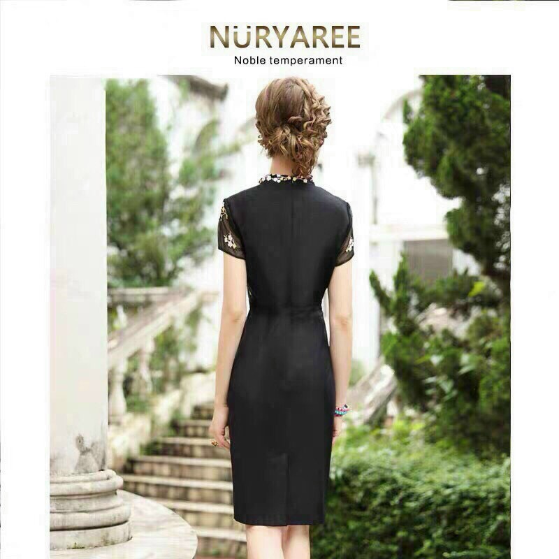 Đầm Body Thêu Hoa Tay Ngắn - HN963